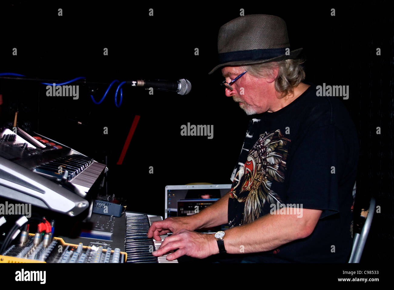 Die Midnight Blues Band Malcolm Miller den Keyboards spielen in The SOUL Nachtclub in Dundee während der 2011 Blues Bonanza, UK Stockfoto