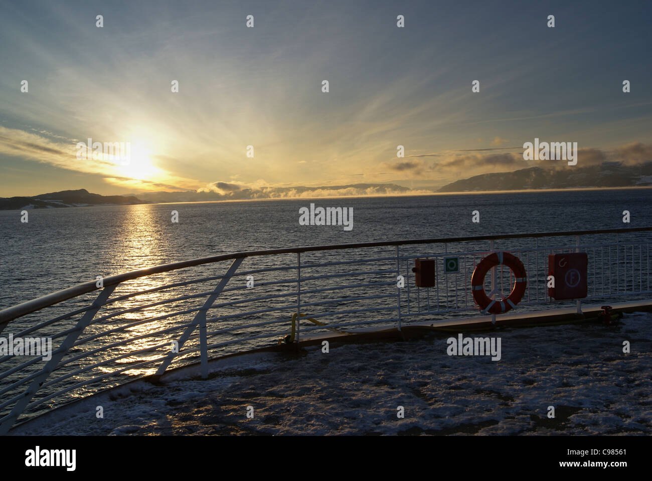 Norwegischen Winter Sonnenuntergang gesehen vom Deck des Kreuzfahrtschiffes. Stockfoto