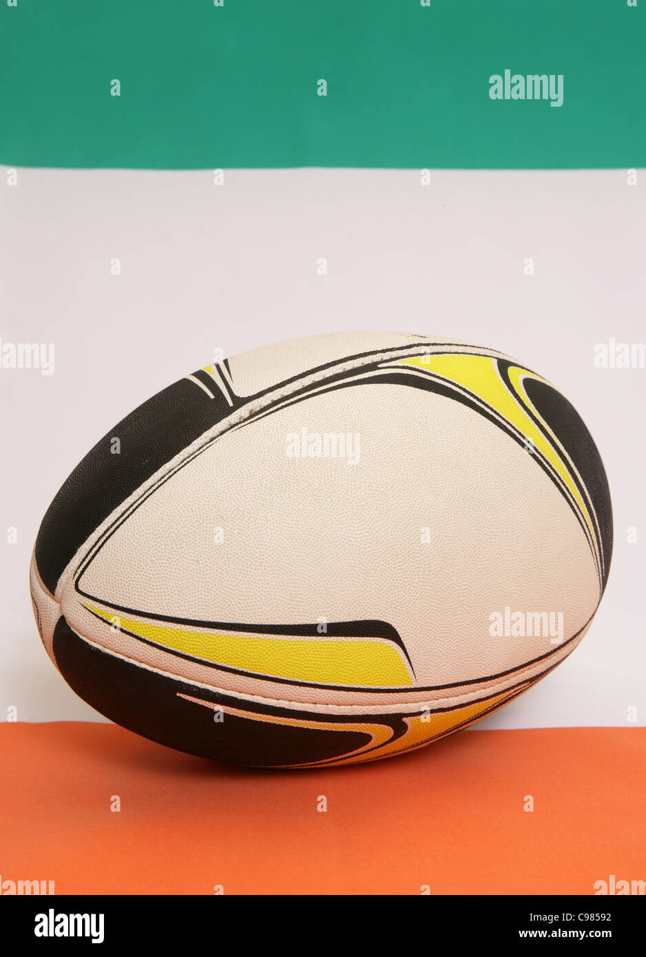 Rugby-Ball auf eine irische Flagge Stockfoto