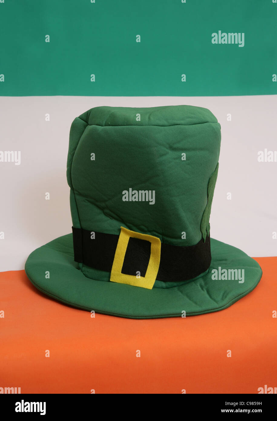St Patricks Tag Hut auf und irische Flagge Stockfoto