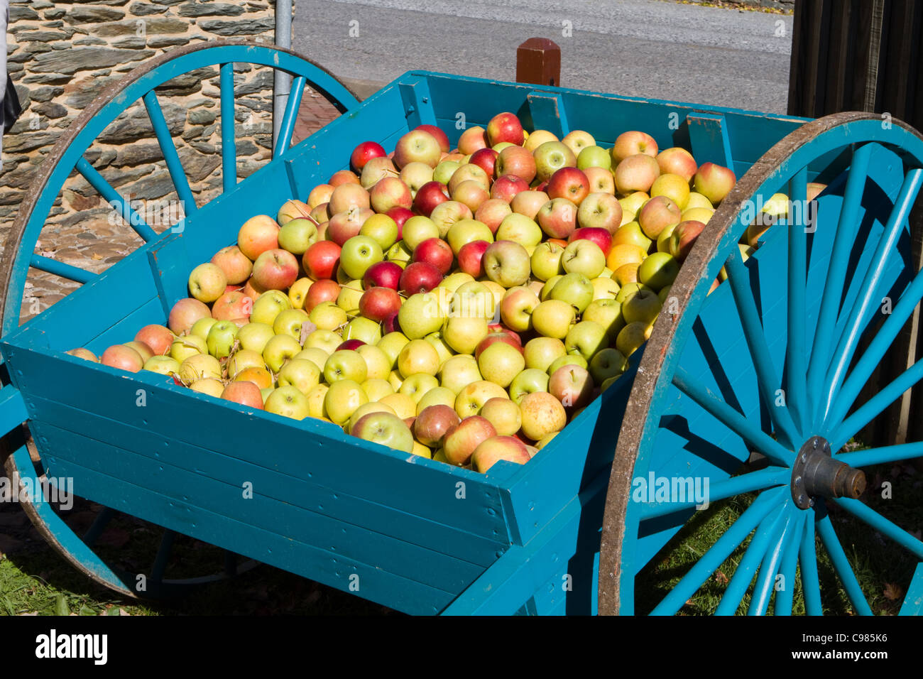 Rote und grüne Äpfel sitzen in einer alten altmodischen Kolonialstil Apple Cart. Stockfoto