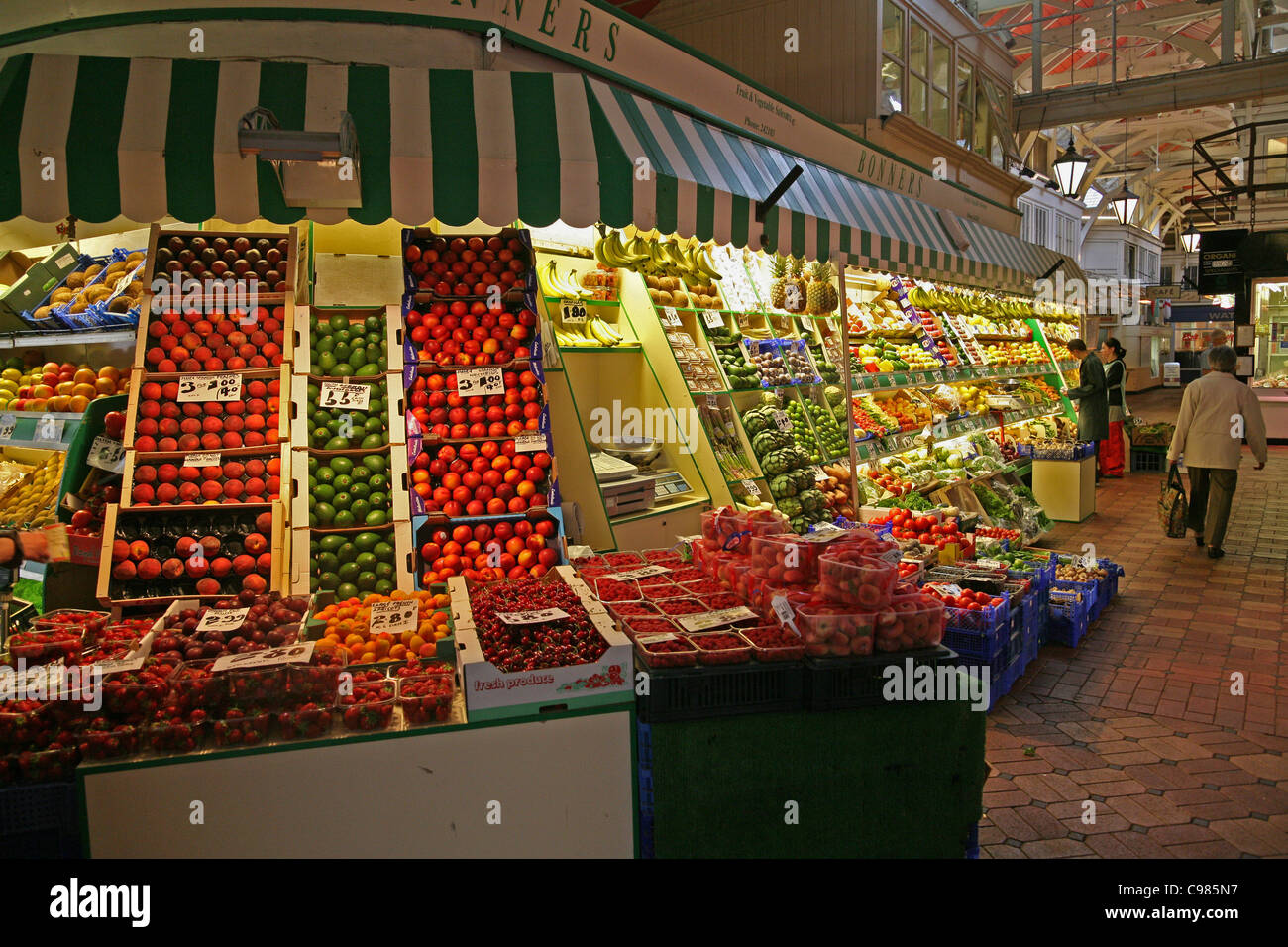 Oxford, England, Obst-Shop in der Markthalle Stockfoto