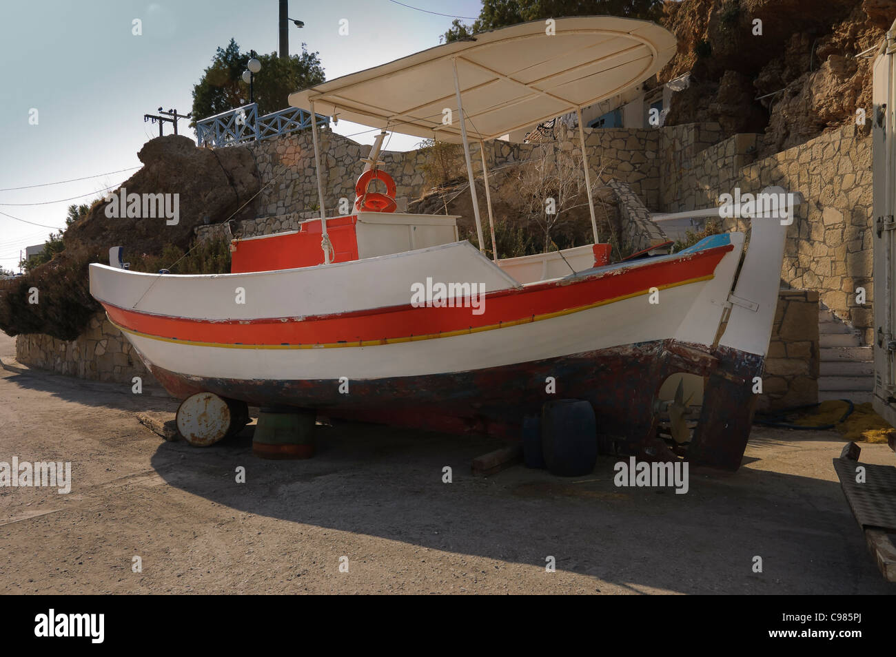 typischen griechischen Fischerboot ausgesetzt auf der Straße in der Nähe der Pier, Hersonissos, Kreta, Griechenland Stockfoto