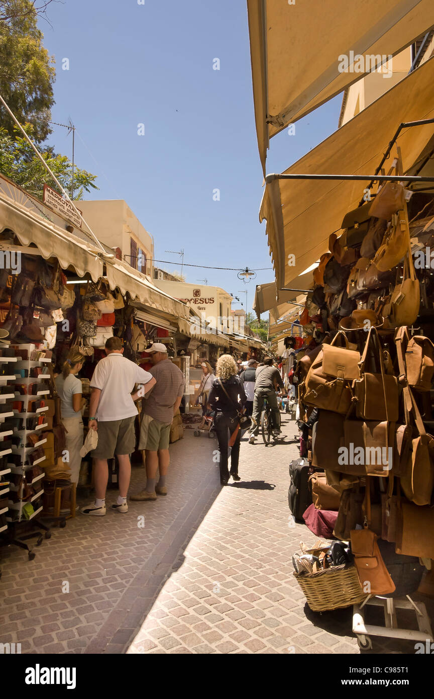 Touristen-shopping in der schmalen Fußgänger-Straße von Chania, Kreta, Griechenland Stockfoto