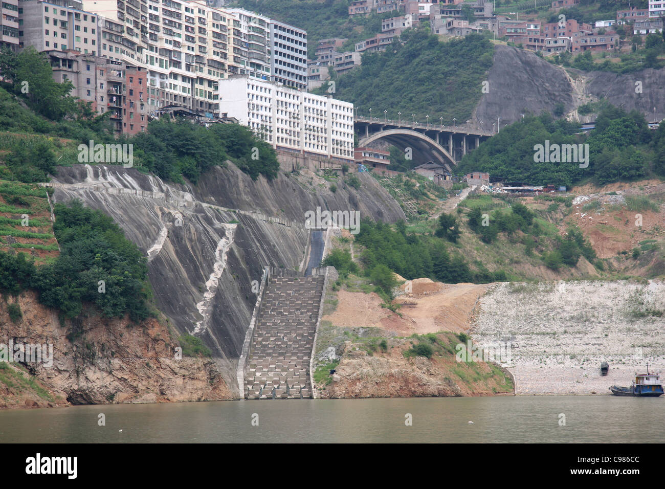 Piste Stabilisierungsmaßnahmen und Rutsche Block Abflußkanal Wushan, China Stockfoto