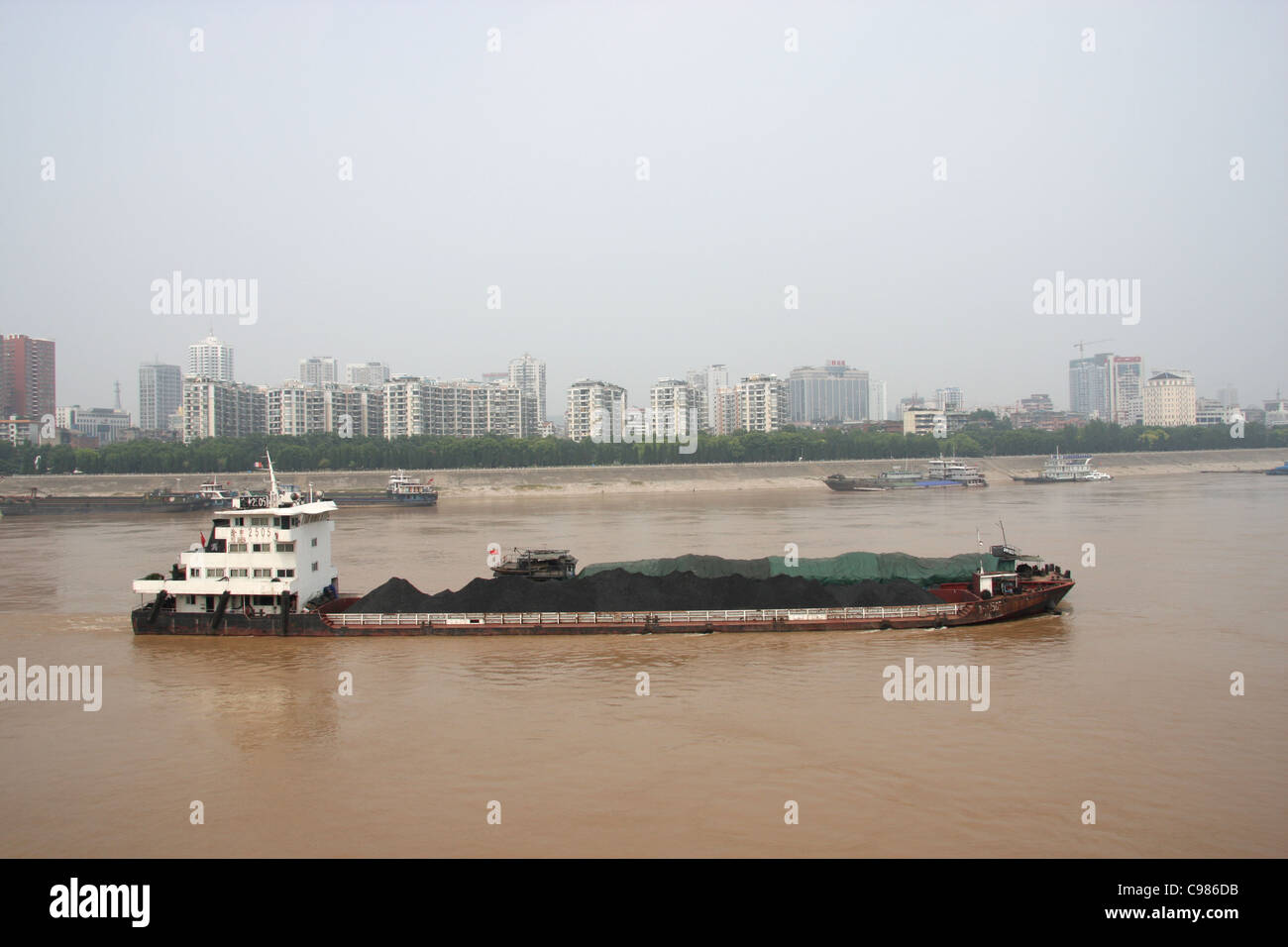 Frachter tragen eine Last von Kohle am Jangtse-Fluss in Yichang Stadt, gerade unterhalb des Gezhouba Staudamm, China Stockfoto