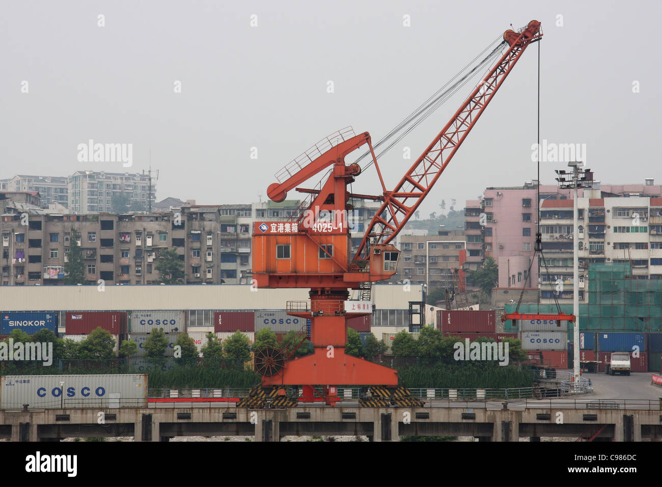 Container-Kran, Jangtse in Yichang Stadt, China Stockfoto