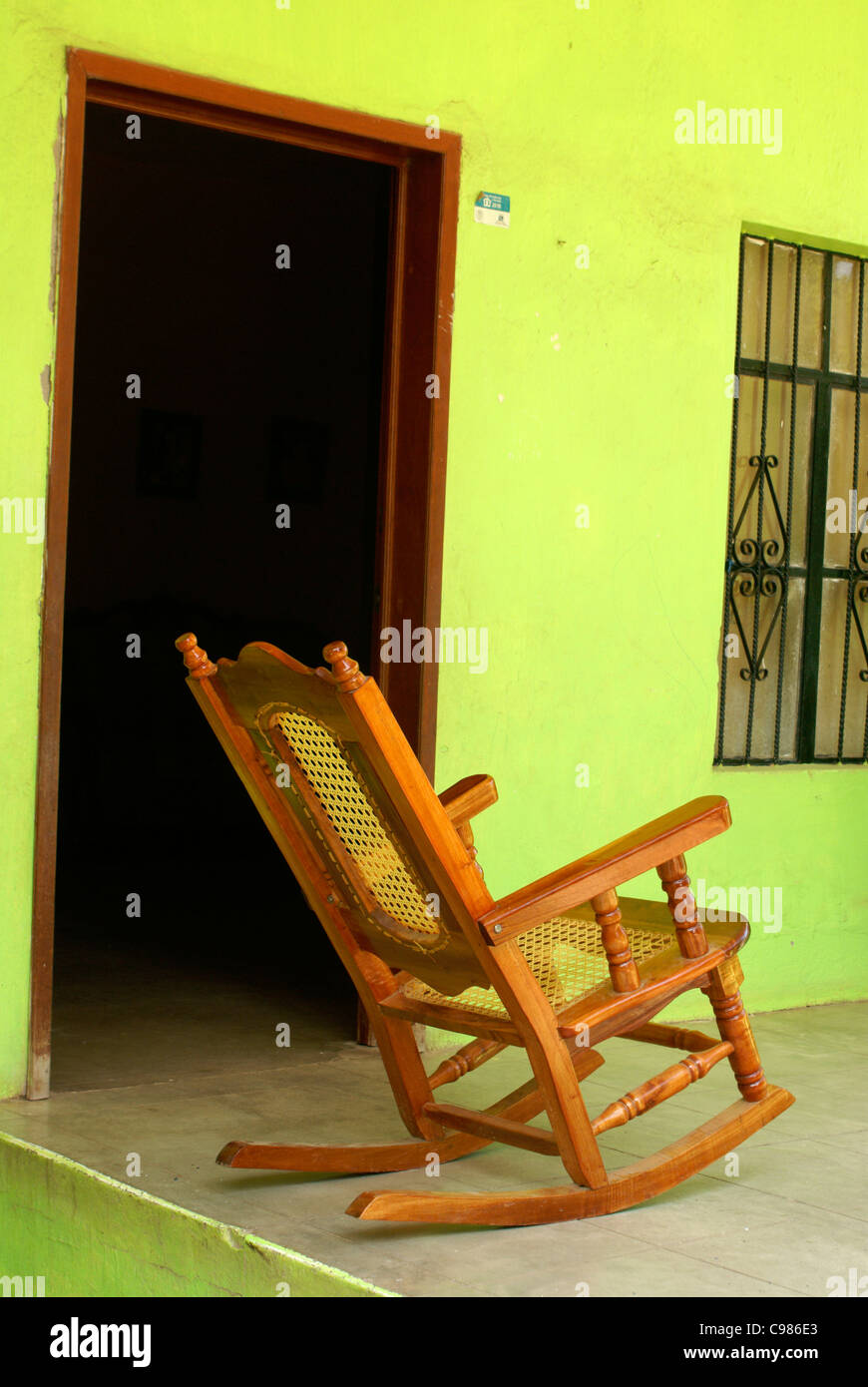 Schaukelstuhl auf der Veranda eines Hauses in der Stadt El Quelite in der Nähe von Mazatlan, Sinaloa, Mexiko Stockfoto