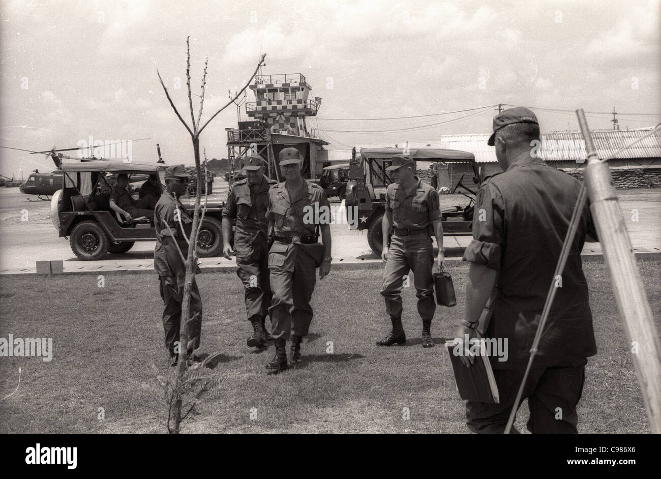 General George P. Seneff besucht Vietnam Krieg Hubschrauber Einheit basecamp Stockfoto