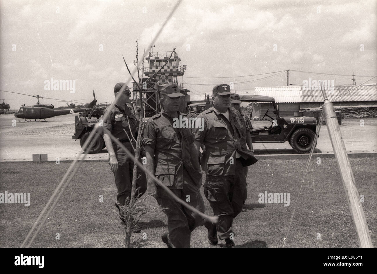 Vietnam-Krieg Gerät Basecamp Offiziere der 1st Aviation Brigade Kontrollturm huey Hubschrauber Stockfoto