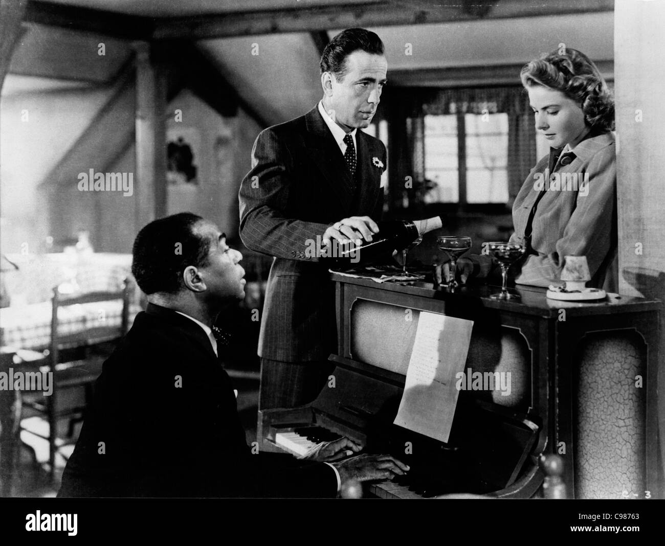 Jahr: 1942 USA Casablanca Humphrey Bogart, Dooley Wilson, Ingrid Bergman Regie: Michael Curtiz Stockfoto