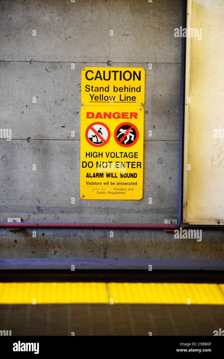 Skytrain Hochspannung Gefahrenzeichen, Vancouver. Stockfoto