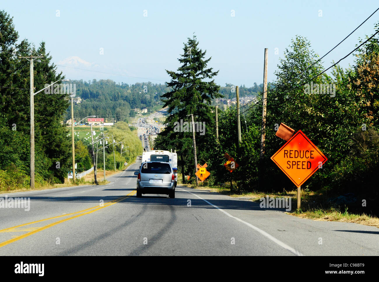 Geschwindigkeit reduzieren Zeichen am Stadtrand von Vancouver. Stockfoto