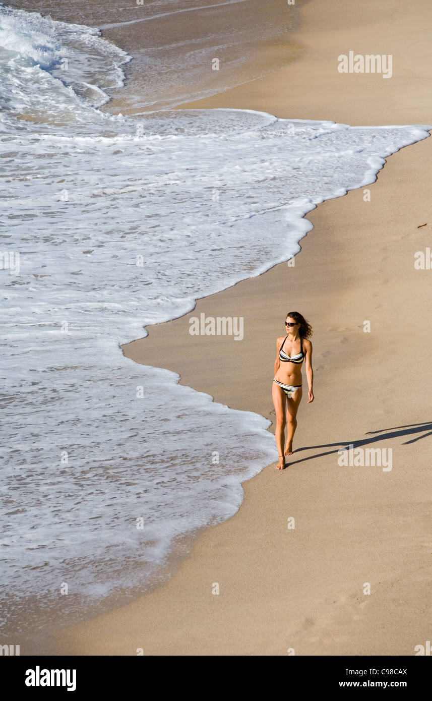 Frau im Bikini Strand entlang spazieren.  Bondi Beach, Sydney, New South Wales, Australien Stockfoto