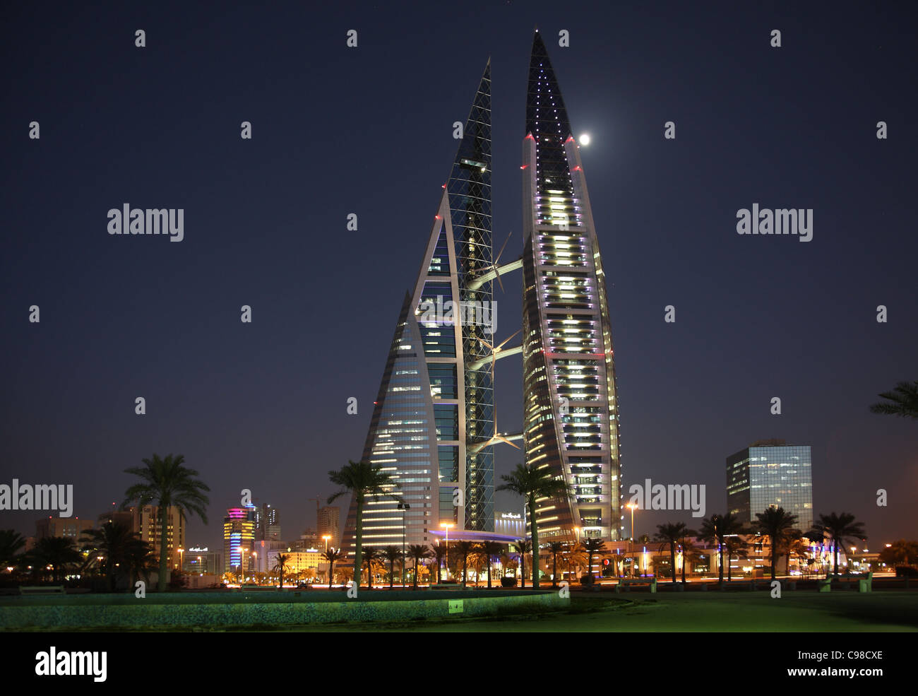 Bahrain World Trade Center in der Abenddämmerung Stockfoto