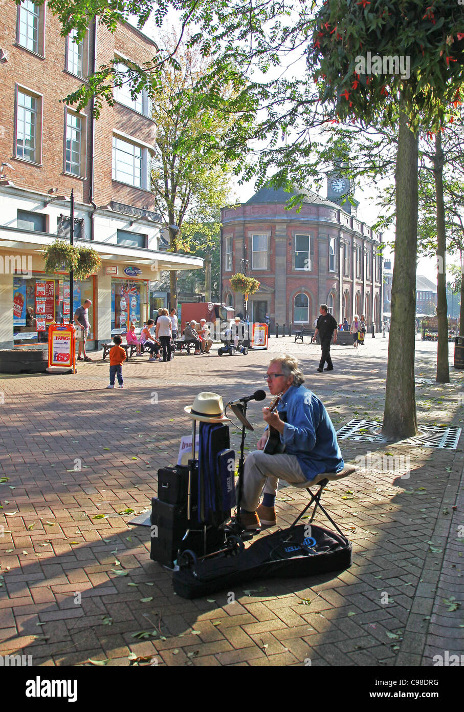 Eine Straße Entertainer oder Straßenmusikant auf der Straße bei Newcastle-under-Lyme, Stoke-on-Trent, Mitarbeiter Stockfoto
