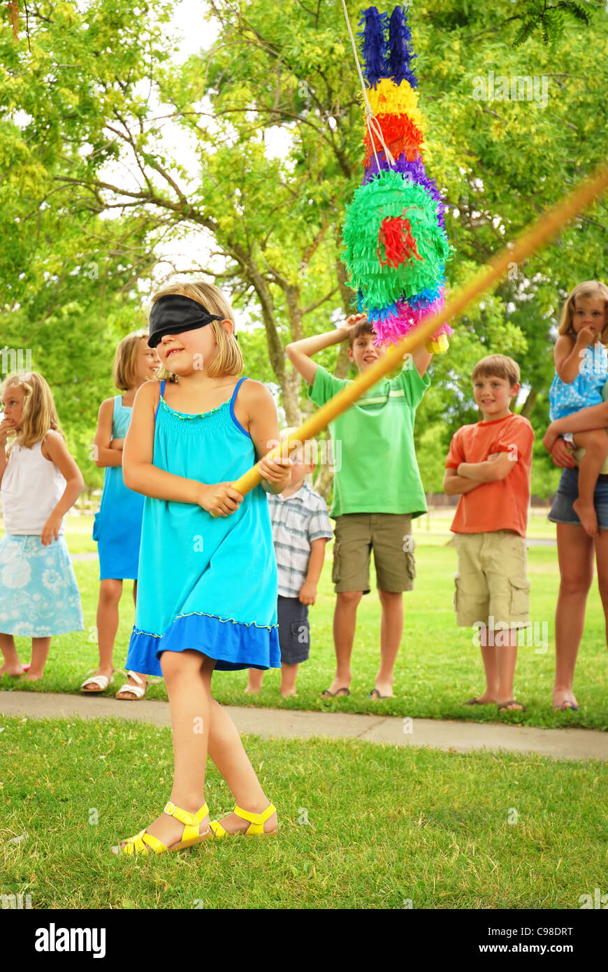 Junges Mädchen auf eine Party im Freien ein Pinata schlagen Stockfoto