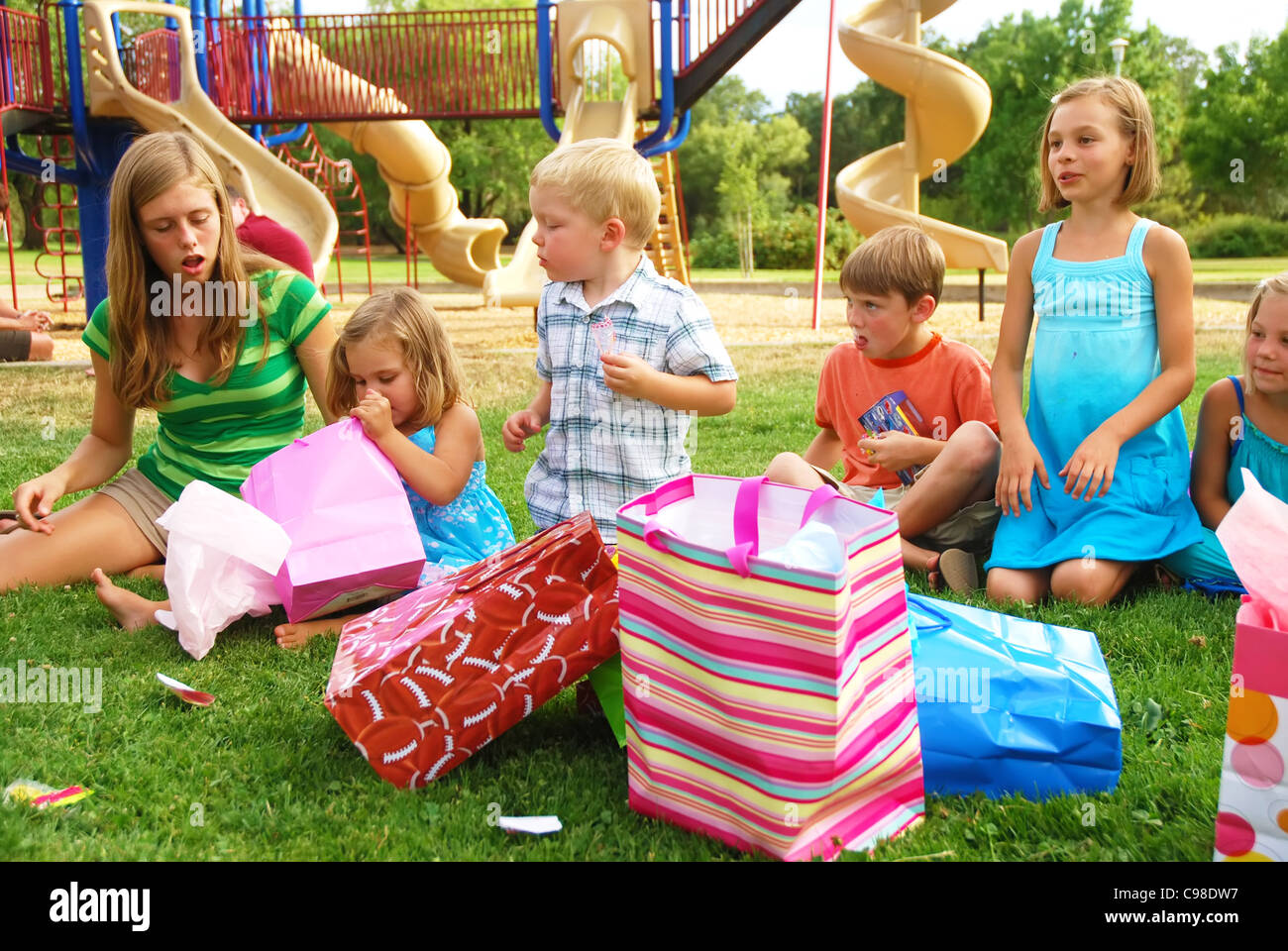 Gruppe von Kindern feiern Geburtstag des Mädchens in einem park Stockfoto