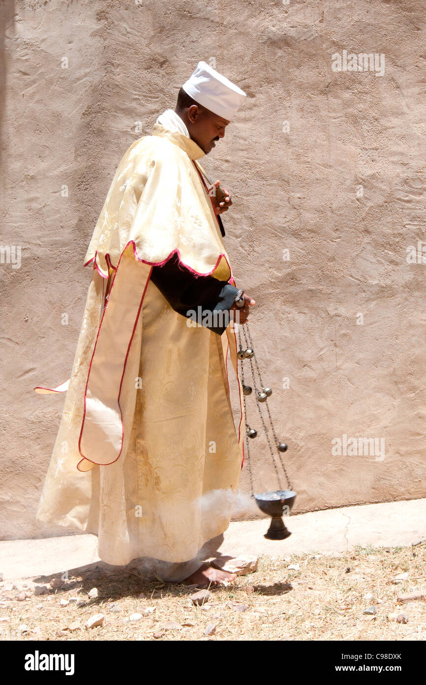 Eine christlich-orthodoxer Priester betreten Abuna Aregawi Kirche Messe in Debre Damo in Tigray, Nord-Äthiopien, Afrika durchführen. Stockfoto