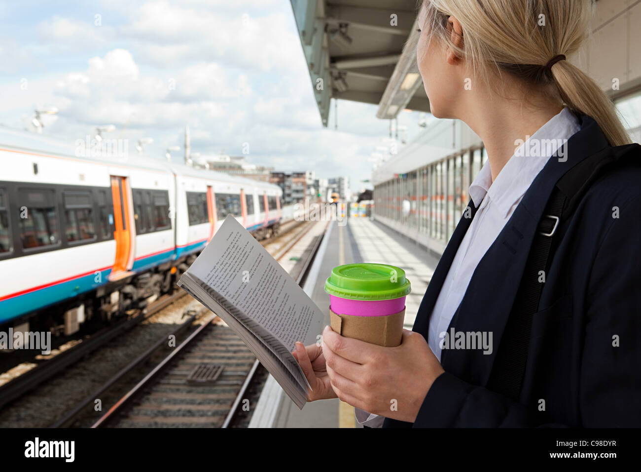 Geschäftsfrau Zug warten Stockfoto