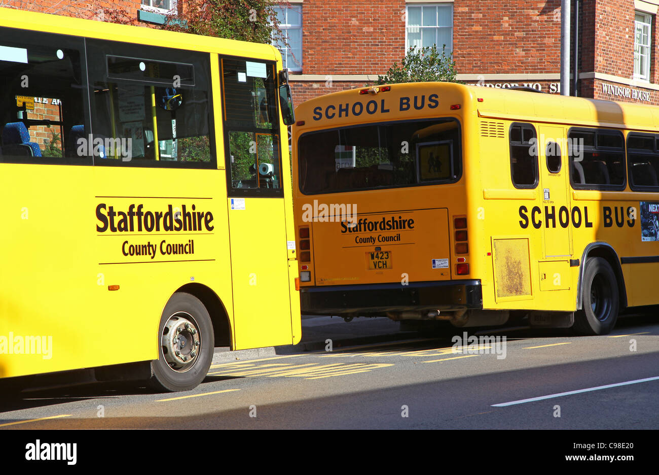 Amerikanisches gelben Schulbusse von Staffordshire County Council Stockfoto