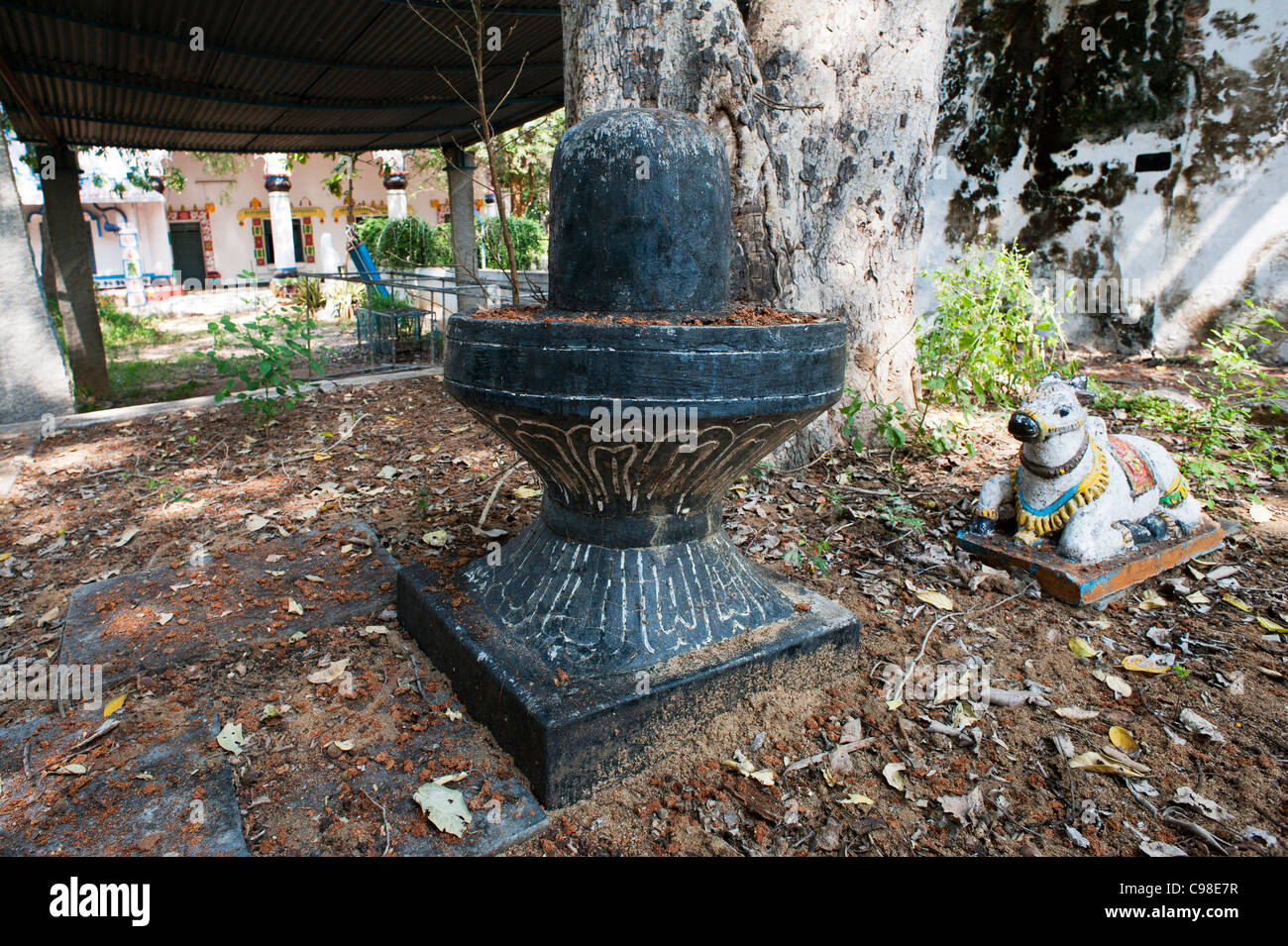 Shiva Lingam in einem alten indischen Ashram, verfallen. Andhra Pradesh, Indien Stockfoto