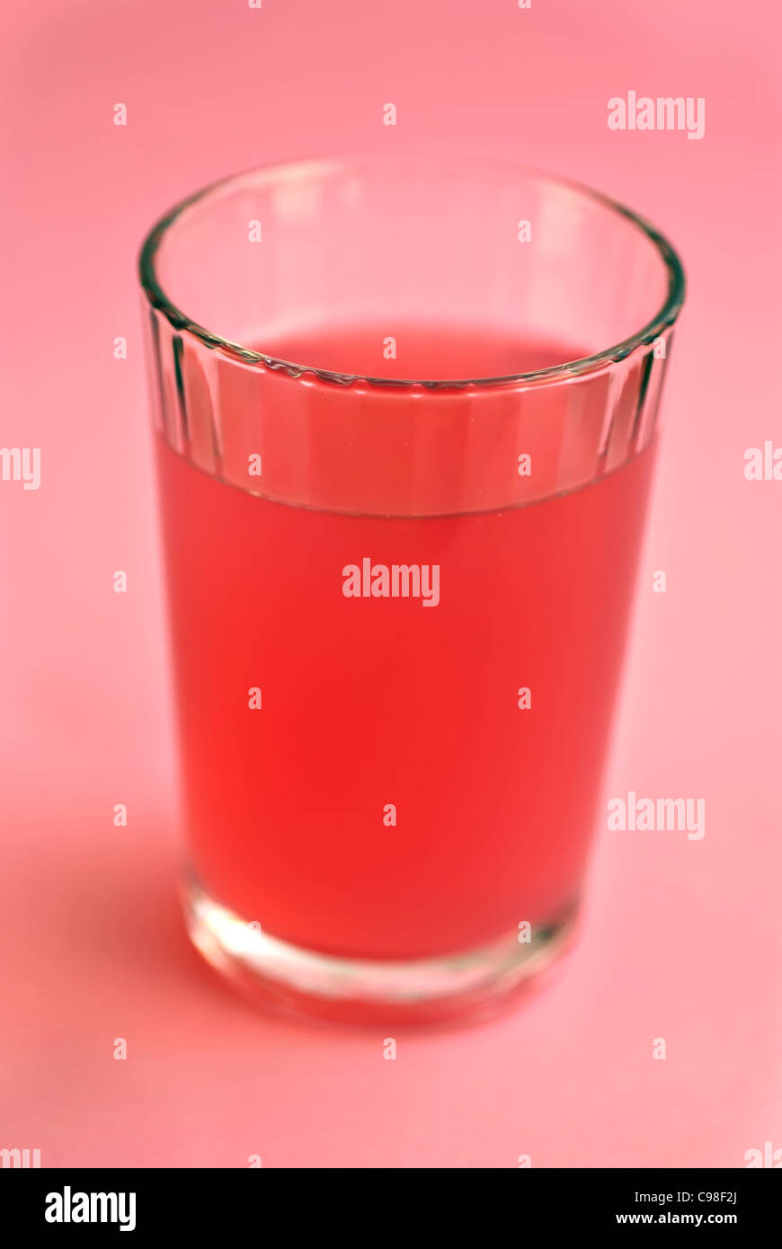 Glas frische Himbeer Limonade auf einem rosa Hintergrund Stockfoto