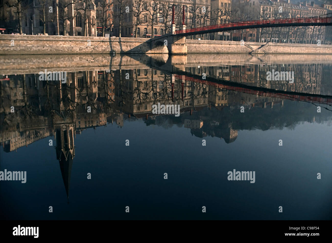 Steg und die Reflexion über den Fluss Saone in Lyon, Frankreich Stockfoto