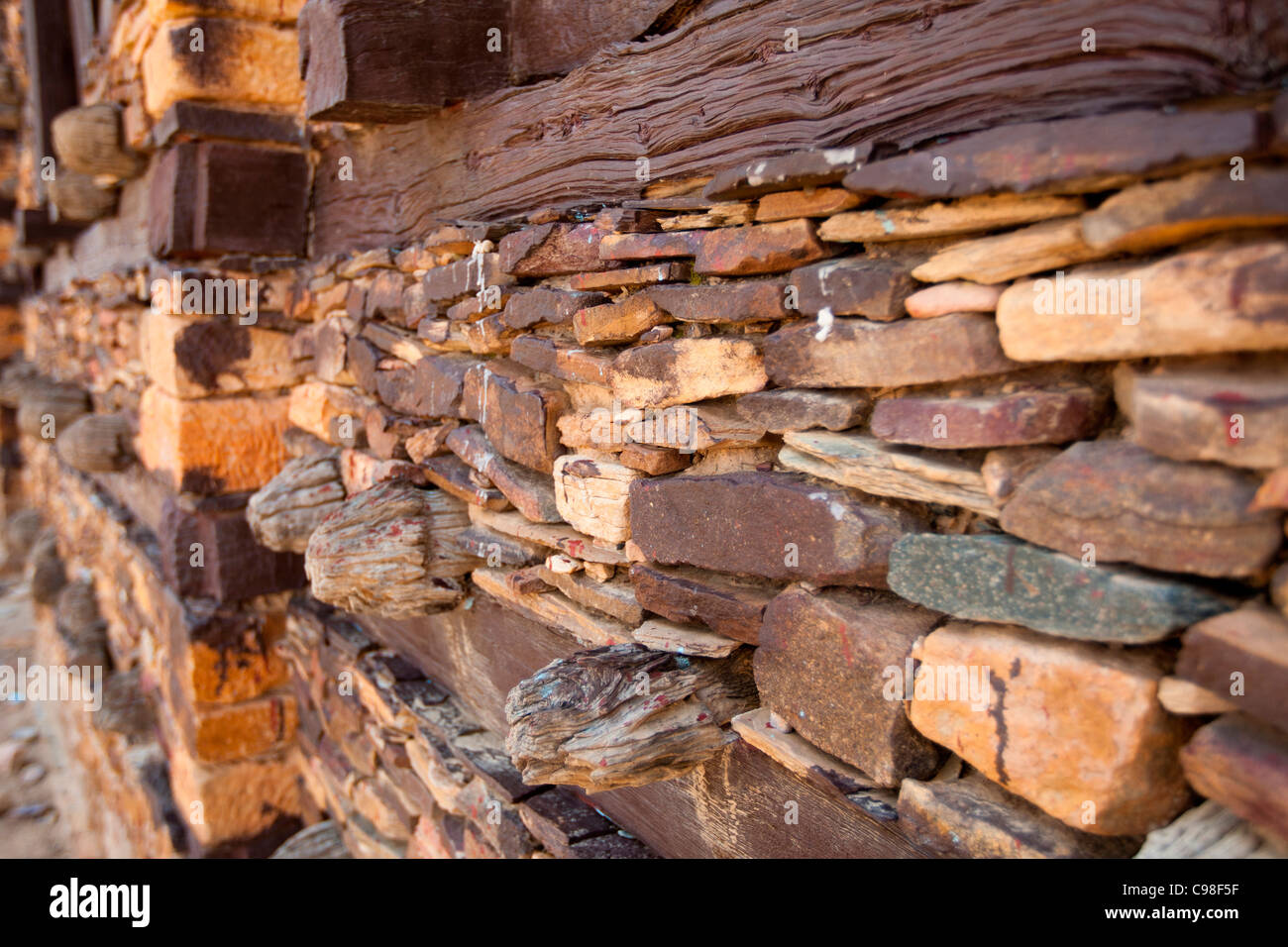 Detail der ursprünglichen Aksumite Architektur der Abuna Aregawi Kirche am Berg Kloster Debre Damo in Äthiopien. Stockfoto