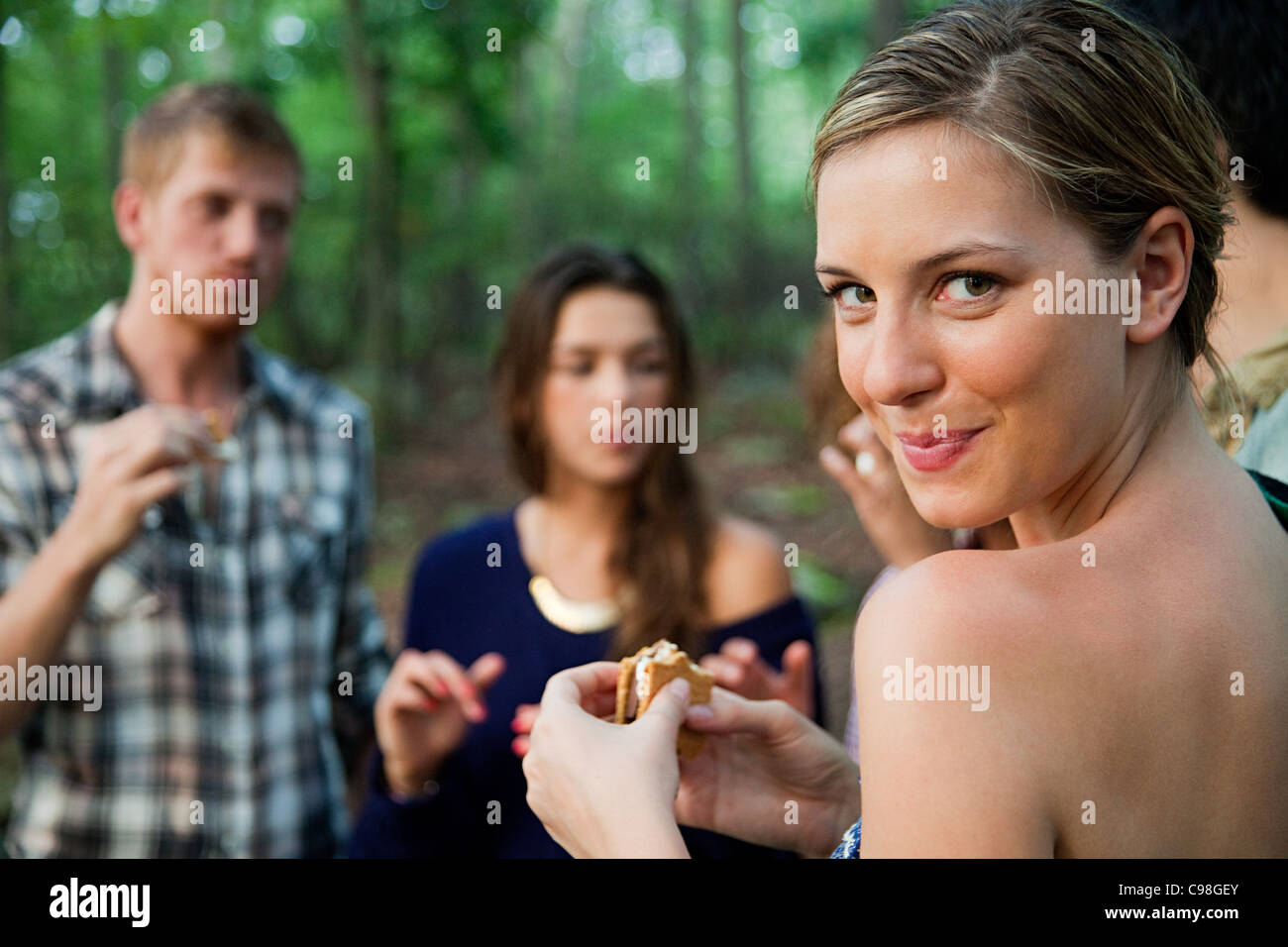 Junge Frau genießen Lebensmittel-Wald Stockfoto