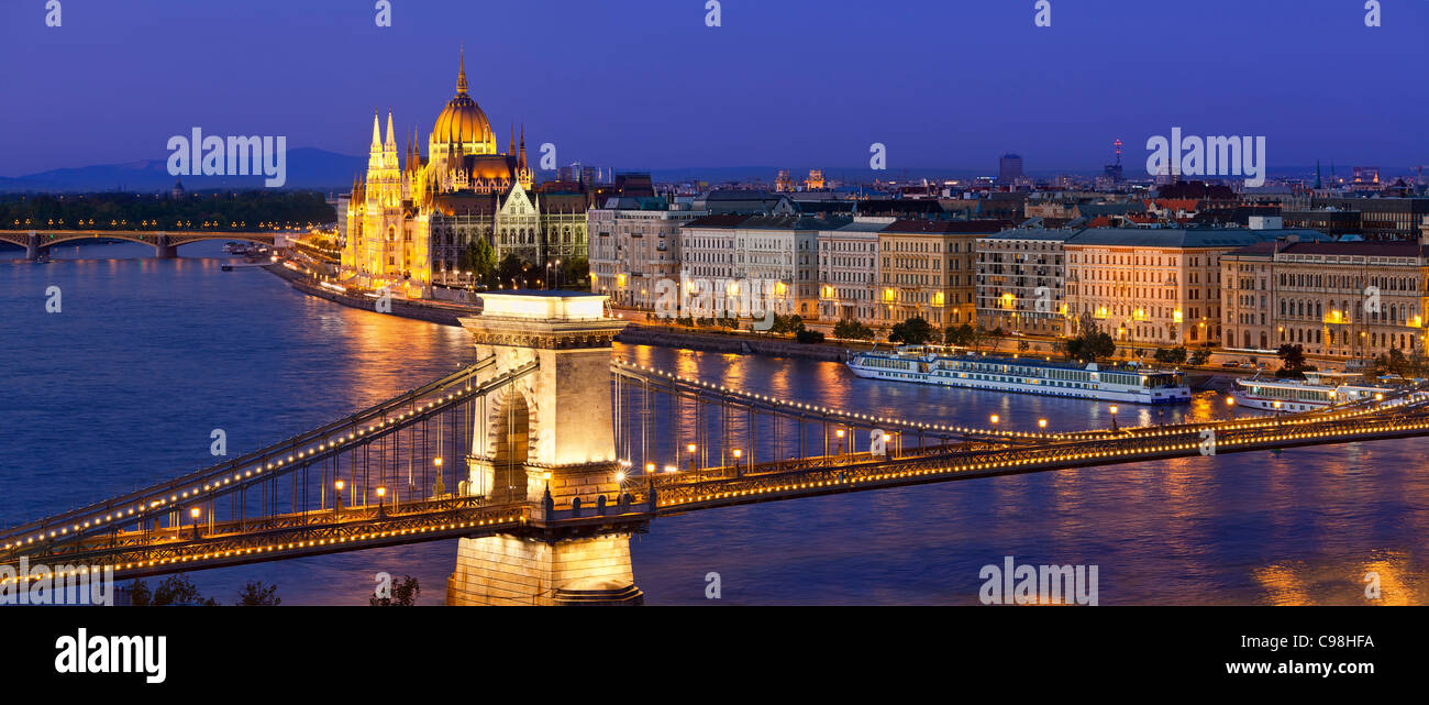 Budapest, Kettenbrücke über die Donau und das Parlamentsgebäude in der Abenddämmerung Stockfoto