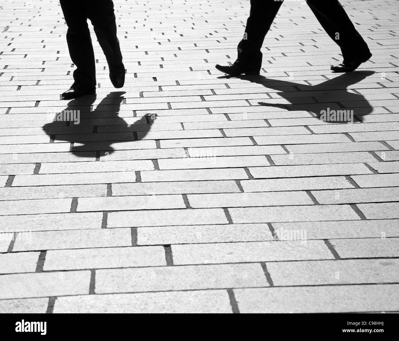 Schwarz / weiß-Silhouette und Schatten 2 Geschäftsmannes zu Fuß auf dem Platz. Stockfoto