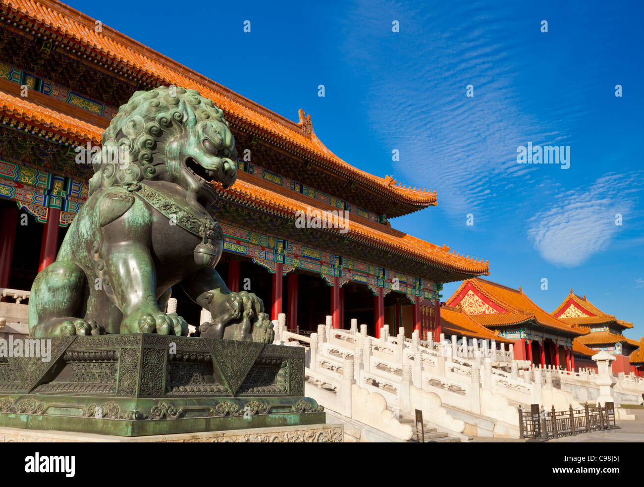Löwe aus Bronze, Tor der höchsten Harmonie, äußeren Gericht, Verbotene Stadt, Peking, Volksrepublik China, Asien Stockfoto