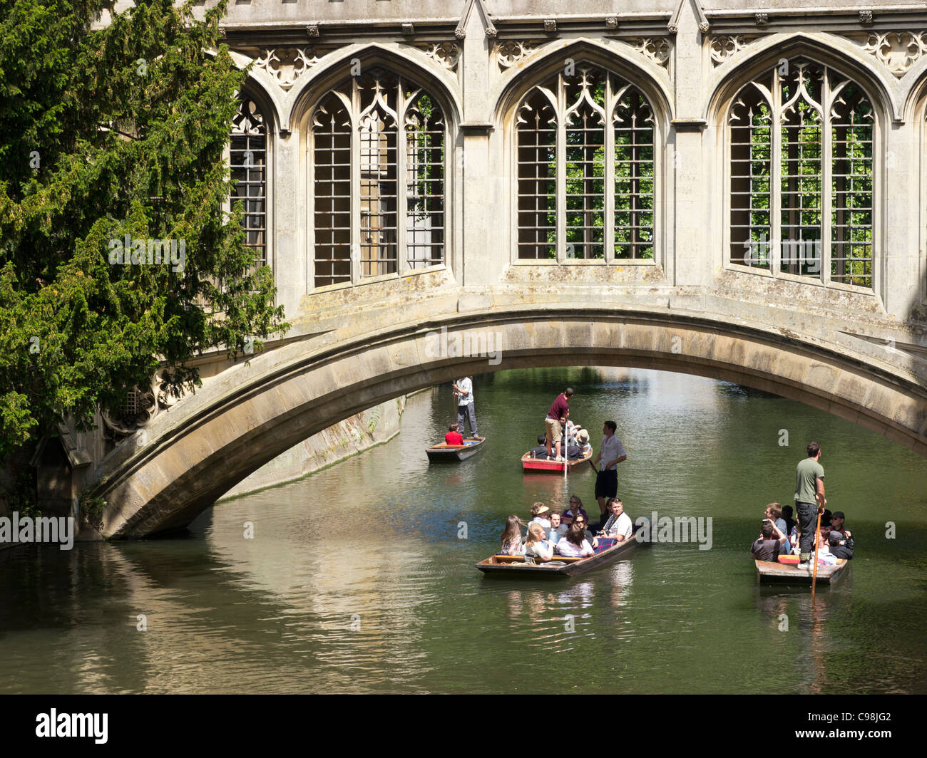 Stechkahn fahren unter der Seufzerbrücke, St. Johns College, Cambridge. Stockfoto