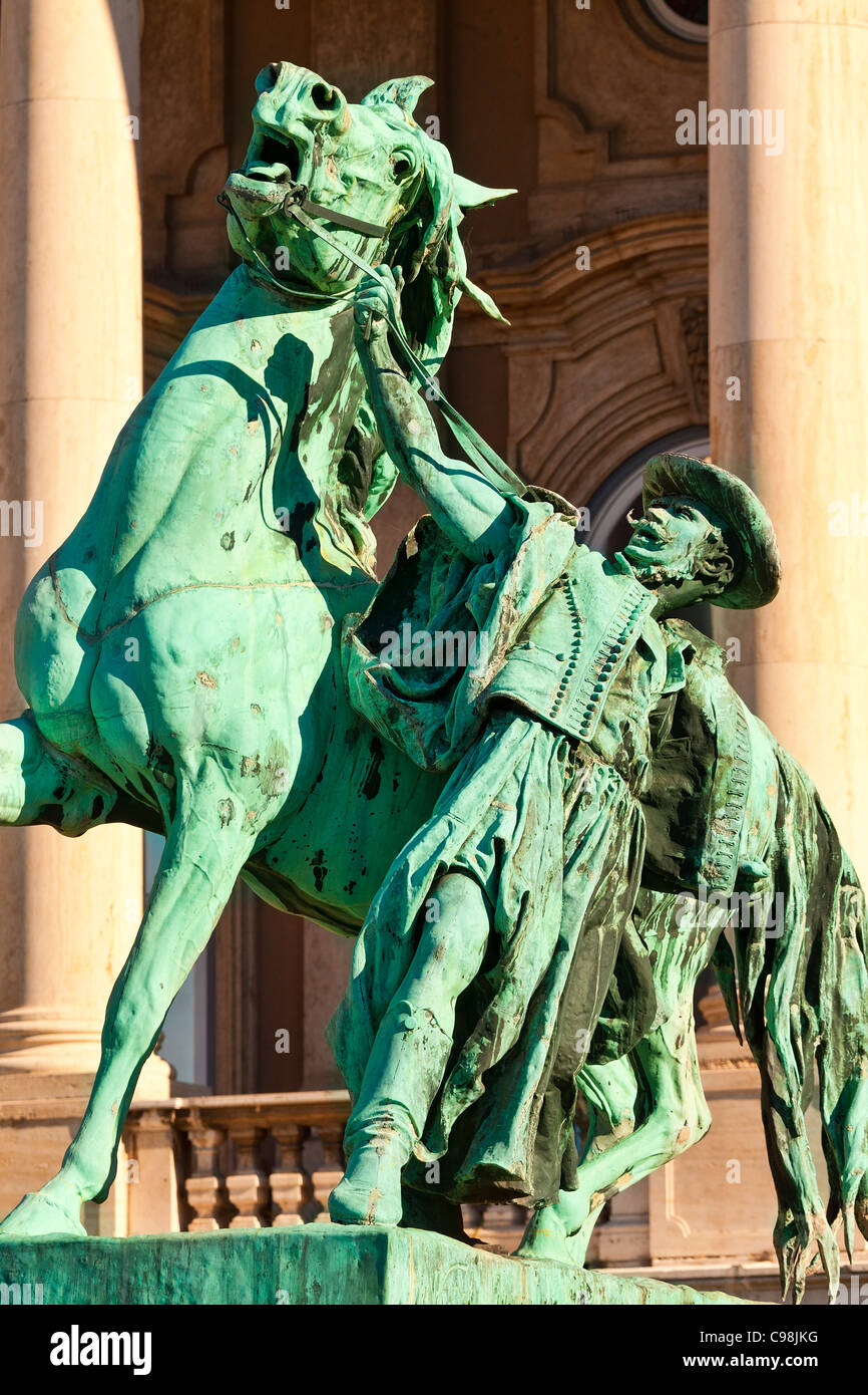 Budapest, steht eine Bronzestatue von der Horseherd vor dem königlichen Palast Stockfoto