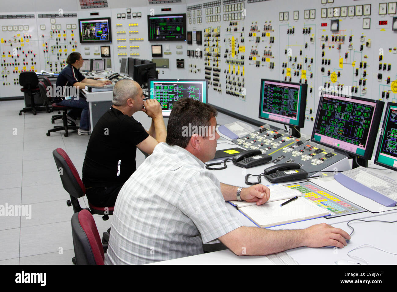 Mitarbeiter des Kernkraftwerks Kosloduj in Bulgarien gesehen in einem Reaktor-Kontrollraum Stockfoto
