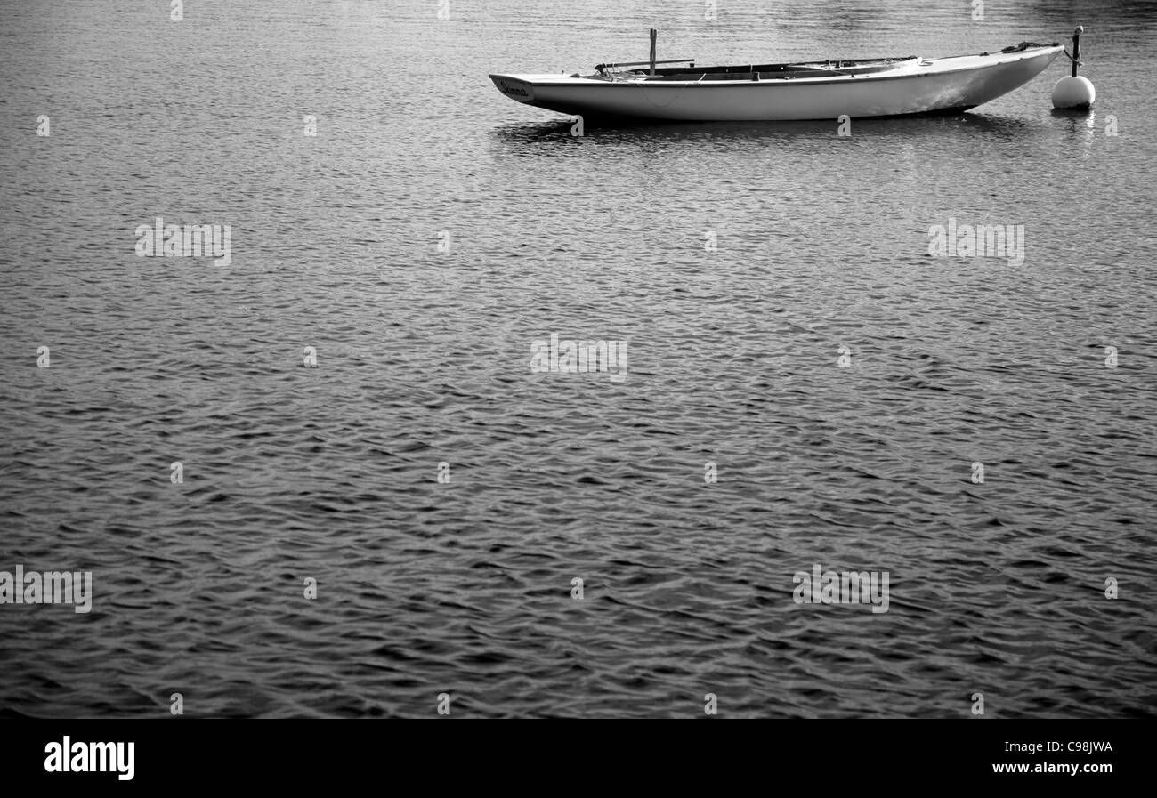 Ein schwarz-weiß Foto von einem kleinen Boot angedockt an einer Boje in Nova Scotia, Kanada. Stockfoto