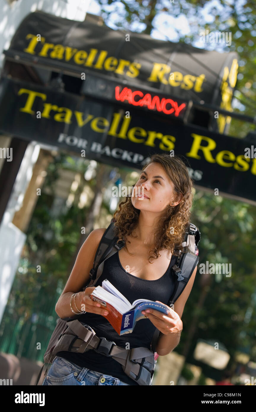 Backpacker Reiseführer steht vor einer Herberge. Kings Cross, Sydney, New South Wales, Australien Stockfoto