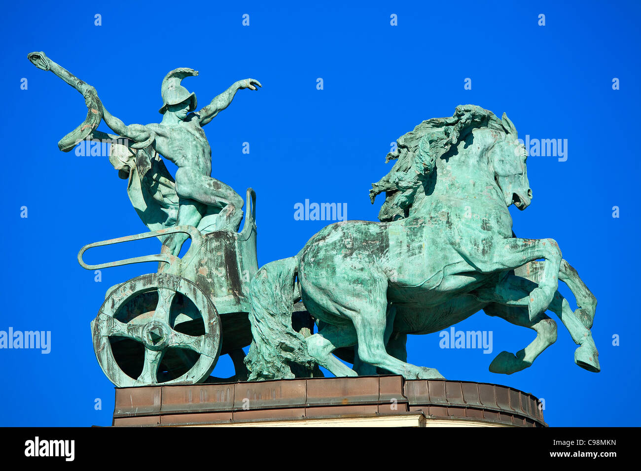 Budapest, allegorische Skulptur des Krieges auf Millennium Monument Stockfoto