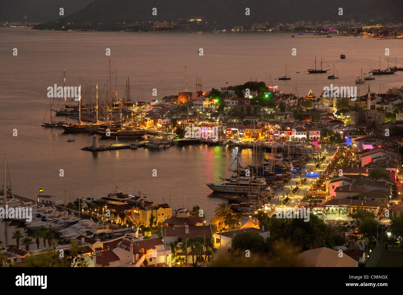Am Abend Dämmerung Blick auf Marmaris Altstadt und Hafen, Mugla, Türkei Stockfoto