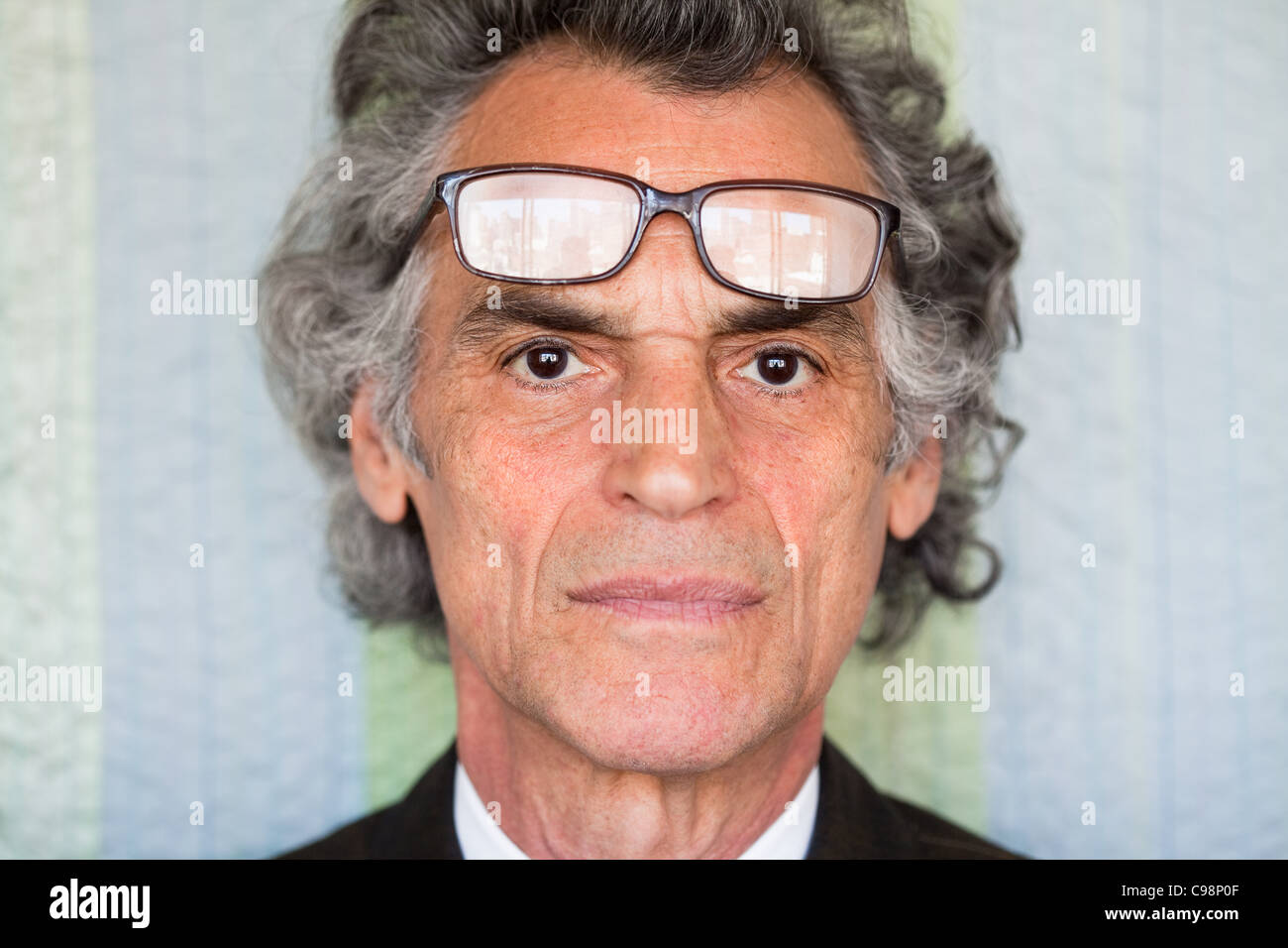 Porträt senior Mann mit Brille auf der Stirn Stockfoto