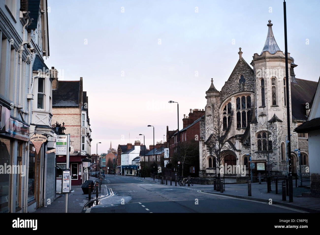 Die verkehrsreichste Straße in Oxford, weckt Cowley Road leer in der Morgendämmerung. Stockfoto