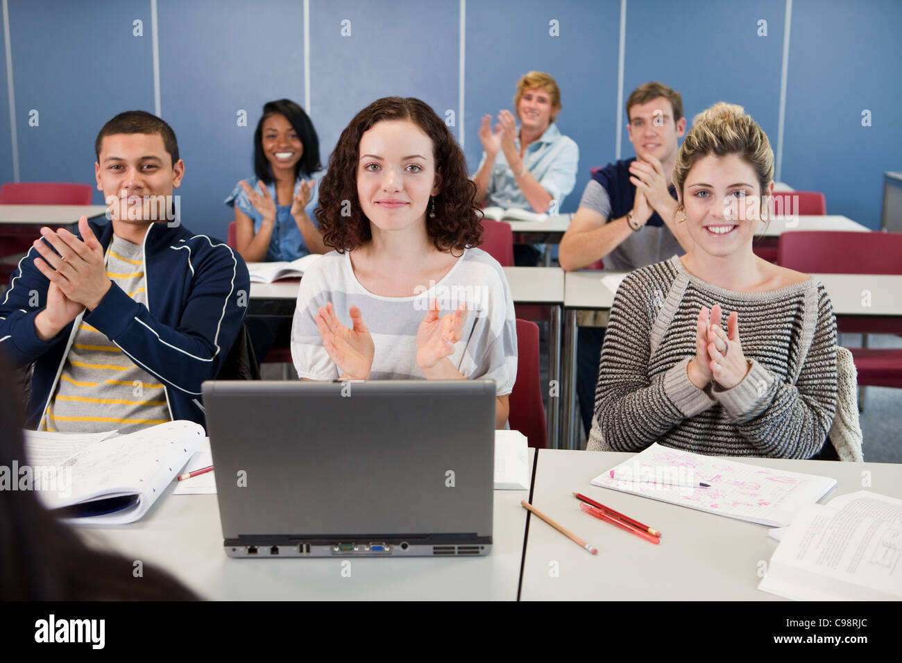 Studenten applaudieren Klasse Stockfoto