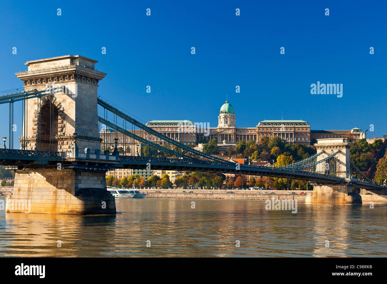 Budapest, Kettenbrücke über die Donau und Königspalast Stockfoto