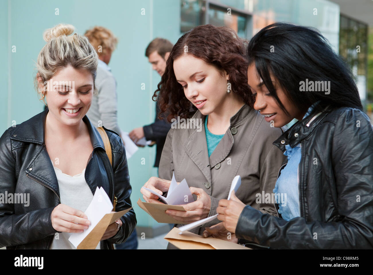 Studenten erhalten ihre Prüfungsergebnisse Stockfoto