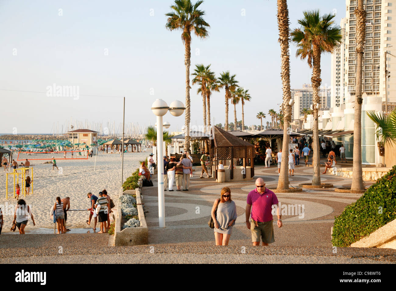 Menschen zu Fuß auf der Tayelet, Tel Avivs Strandpromenade, Israel. Stockfoto