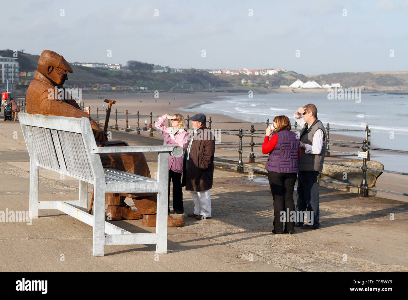 FREDDIE GILROY & BELSEN NACHZÜGLER RAY LONSDALE Riese Skulptur die MARINE DRIVE SCARBOROUGH NORTH YORKSHIRE ENGLAND 17 Nein Stockfoto