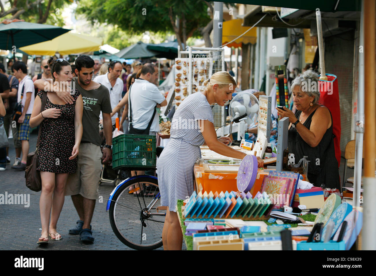 Der Kunsthandwerksmarkt auf Nachalat Binyamin Street, Tel Aviv, Israel. Stockfoto