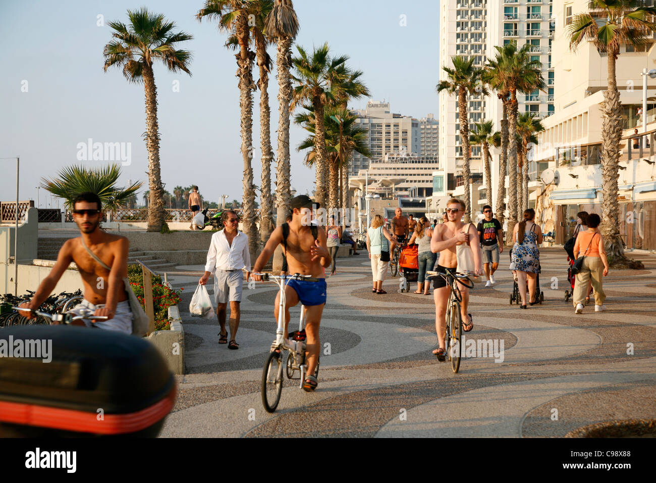 Menschen zu Fuß auf der Tayelet, Tel Avivs Strandpromenade, Israel. Stockfoto