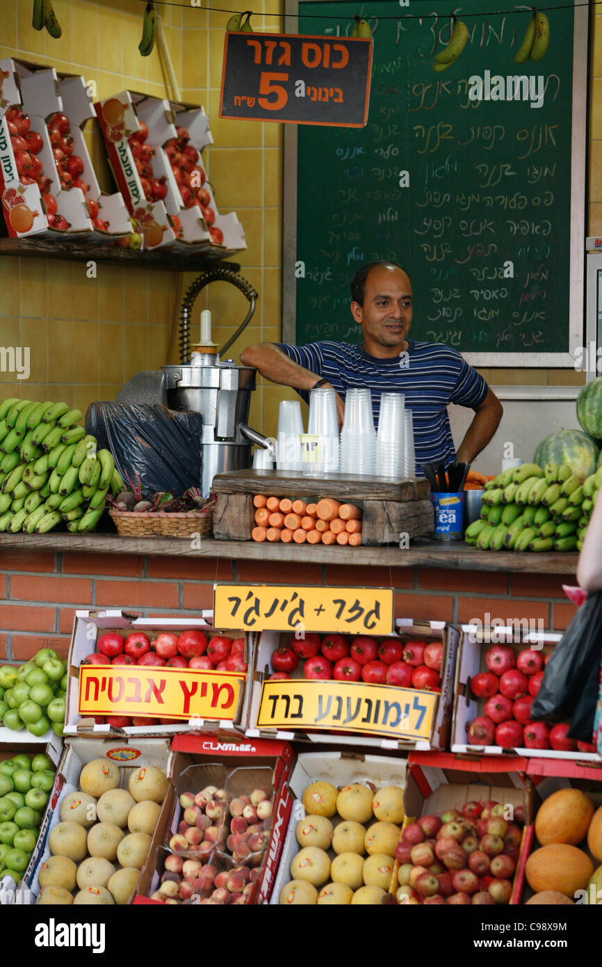 Obst Saft Stand auf Nachalat Binyamin Street, Tel Aviv, Israel. Stockfoto